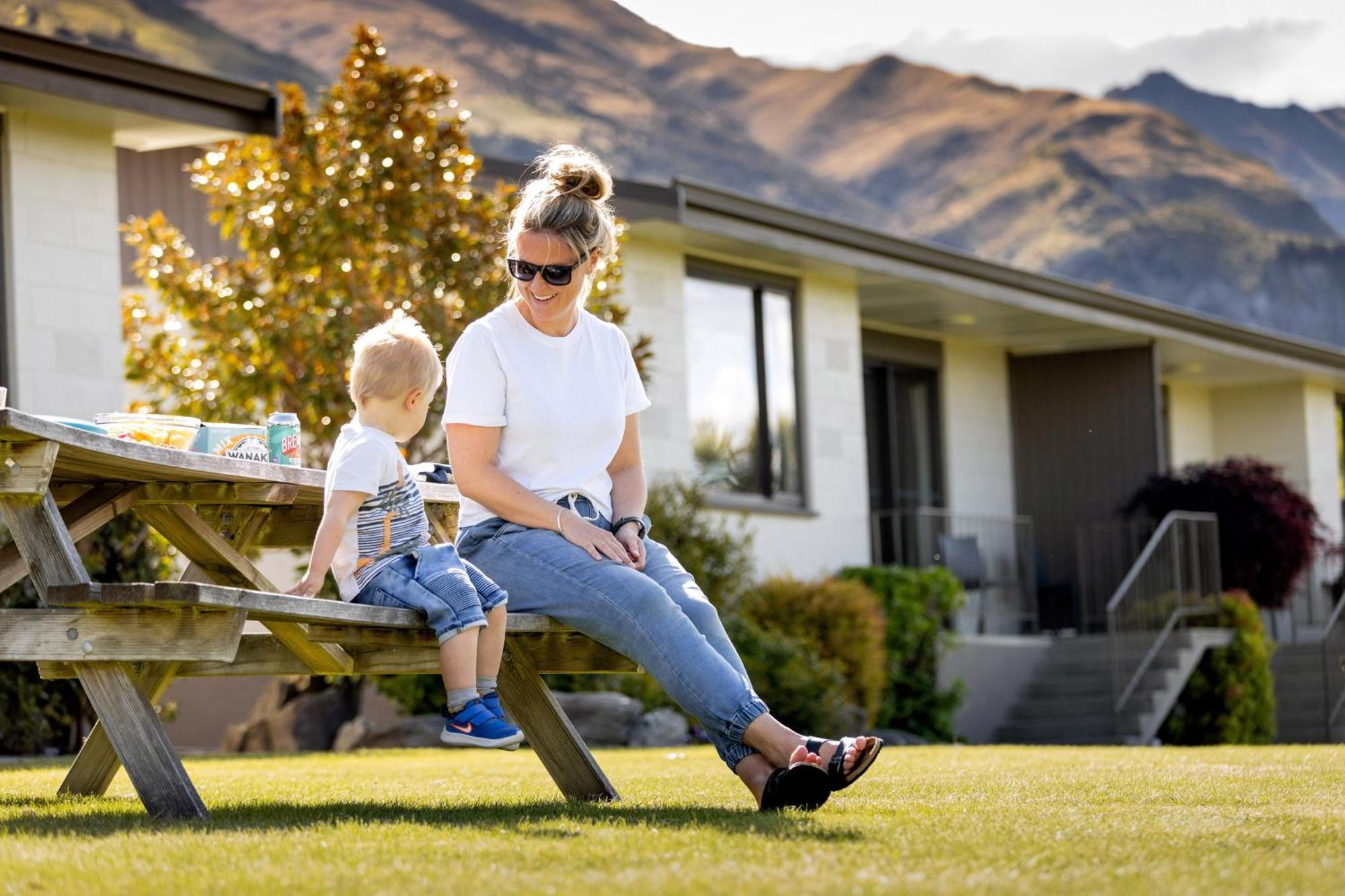 Wanaka Top 10 Holiday Park Exteriör bild