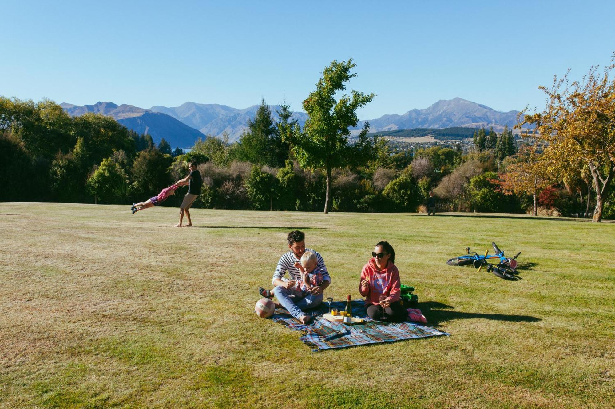Wanaka Top 10 Holiday Park Exteriör bild